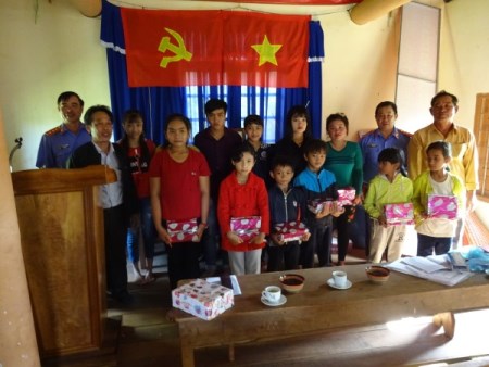 Buôn Hồ&#x3A; Tặng quà con em Buôn kết nghĩa đạt thành tích cao năm học 2017-2018