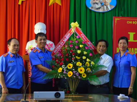 Ea Súp&#x3A; Chính quyền địa phương chúc mừng ngày thành lập ngành Kiểm sát nhân dân