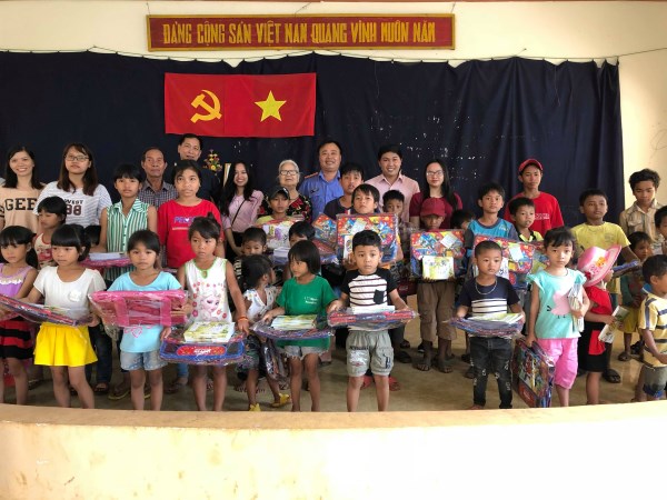 Krông Ana&#x3A; Tặng quà cho học sinh nghèo vượt khó