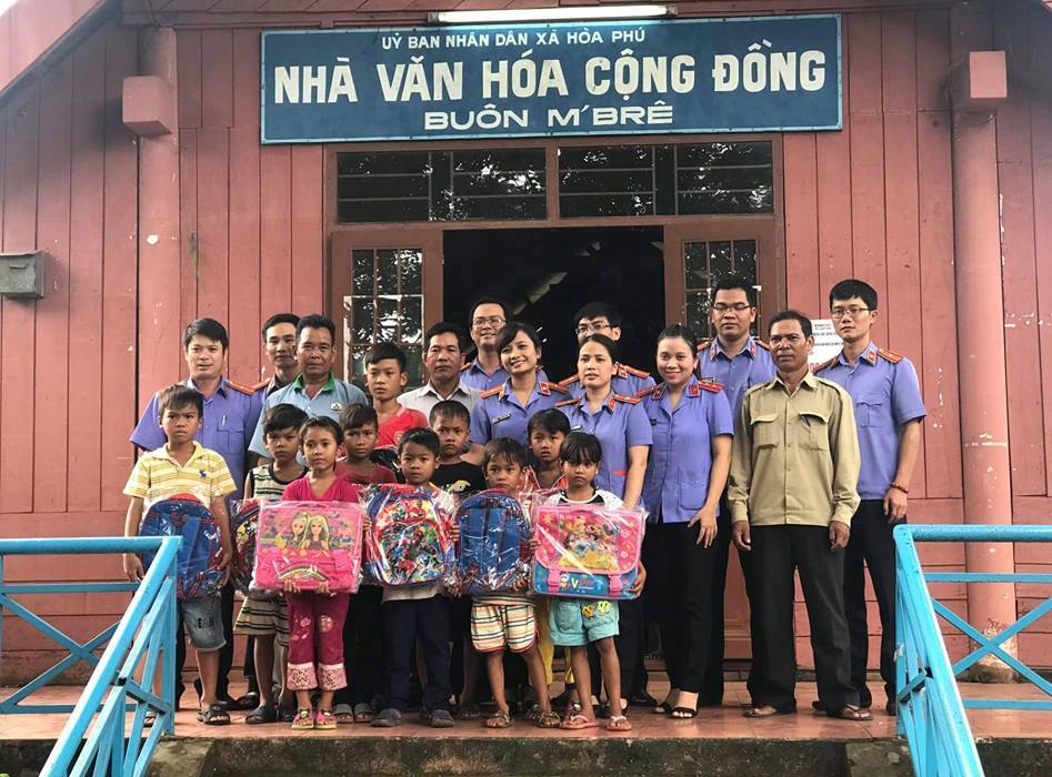 Buôn Ma Thuột&#x3A; Tặng quà cho con em Buôn kết nghĩa nhân dịp năm học mới