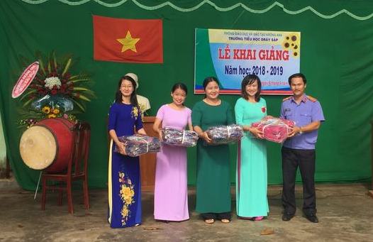 Krông Ana&#x3A; Trao quà cho học sinh nhân ngày khai giảng năm học mới