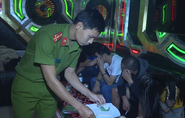 Phê chuẩn khởi tố, tạm giam chủ quán Karaoke sắp xếp phòng “bay” cho khách sử dụng ma túy
