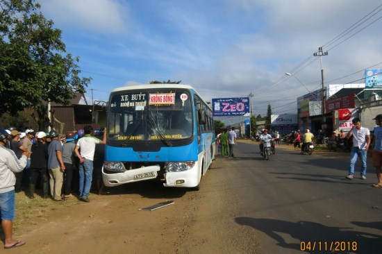 Cư Kuin&#x3A; Bị cuốn vào gầm xe bus, 2 vợ chồng tử vong