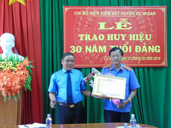 Cư Mgar&#x3A; Trao Huy hiệu 30 năm tuổi Đảng cho Bí thư chi bộ Viện kiểm sát nhân dân