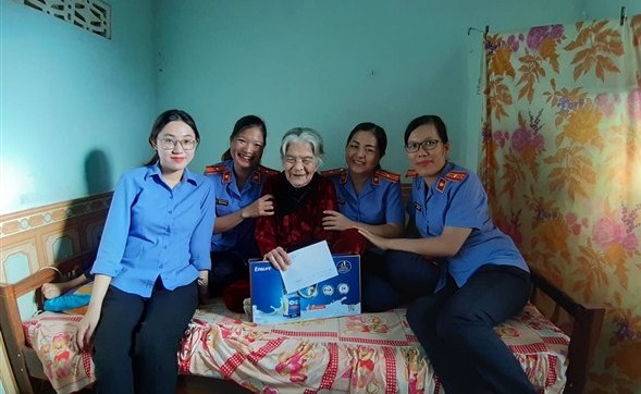VKSND huyện Cư Mgar thăm hỏi, tặng quà Mẹ Việt Nam Anh Hùng nhân ngày 27&#x002F;7