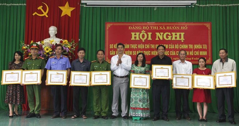 Chi bộ VKSND thị xã Buôn Hồ được biểu dương trong học tập và làm theo tư tưởng, đạo đức, phong cách Hồ Chí Minh