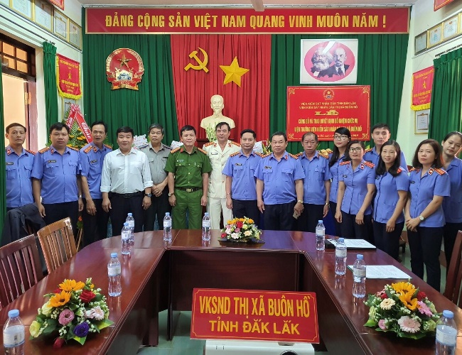 Công bố và trao Quyết định của Viện trưởng VKSND tối cao và Viện trưởng VKSND tỉnh Đắk Lắk về công tác cán bộ