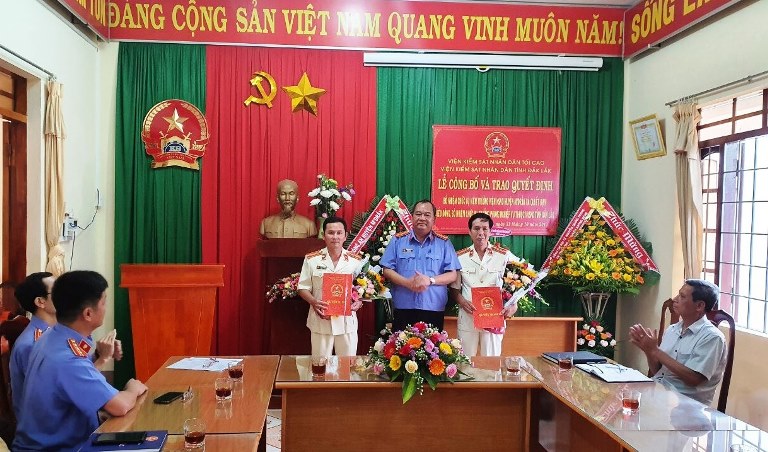 VKSND tỉnh Đắk Lắk công bố và trao quyết định về công tác cán bộ tại VKSND huyện M’Đrắk
