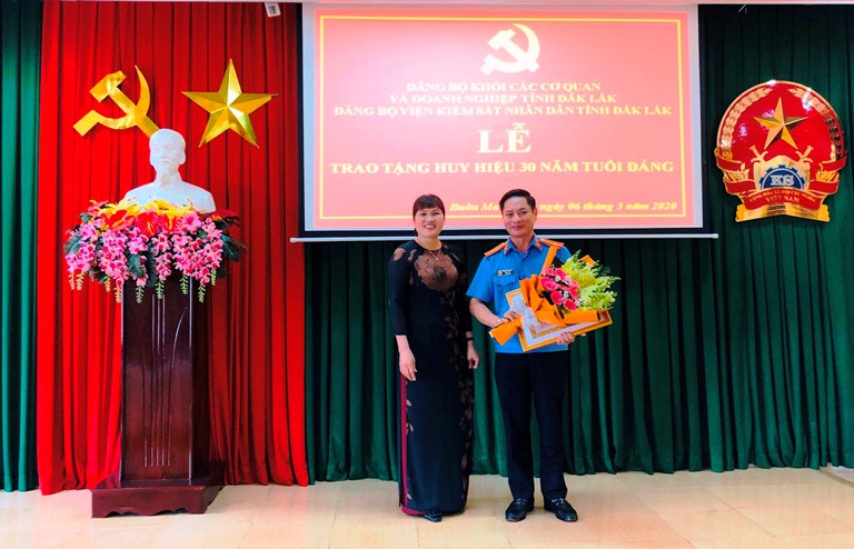 Viện trưởng VKSND tỉnh Đắk Lắk đón nhận Huy hiệu 30 năm tuổi Đảng