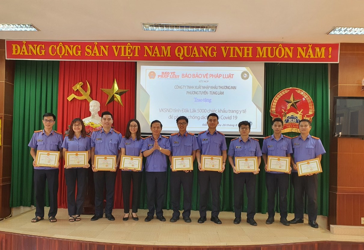 Viện trưởng VKSND tỉnh khen thưởng đột xuất tập thể, cá nhân có thành tích xuất sắc trong công tác phòng, chống dịch Covid - 19