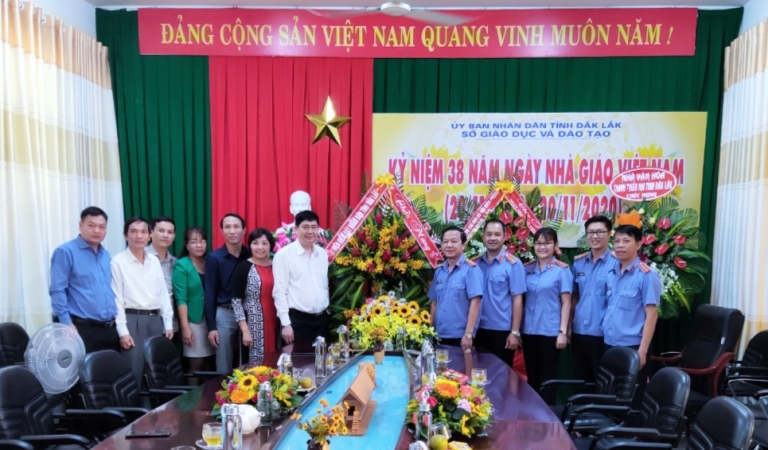 Lãnh đạo Viện kiểm sát nhân dân tỉnh Đắk Lắk chúc mừng Ngày Nhà giáo Việt Nam