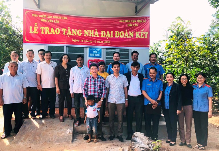 Ban dân vận Tỉnh ủy và VKSND tỉnh Đắk Lắk tặng nhà đại đoàn kết cho hộ gia đình khó khăn