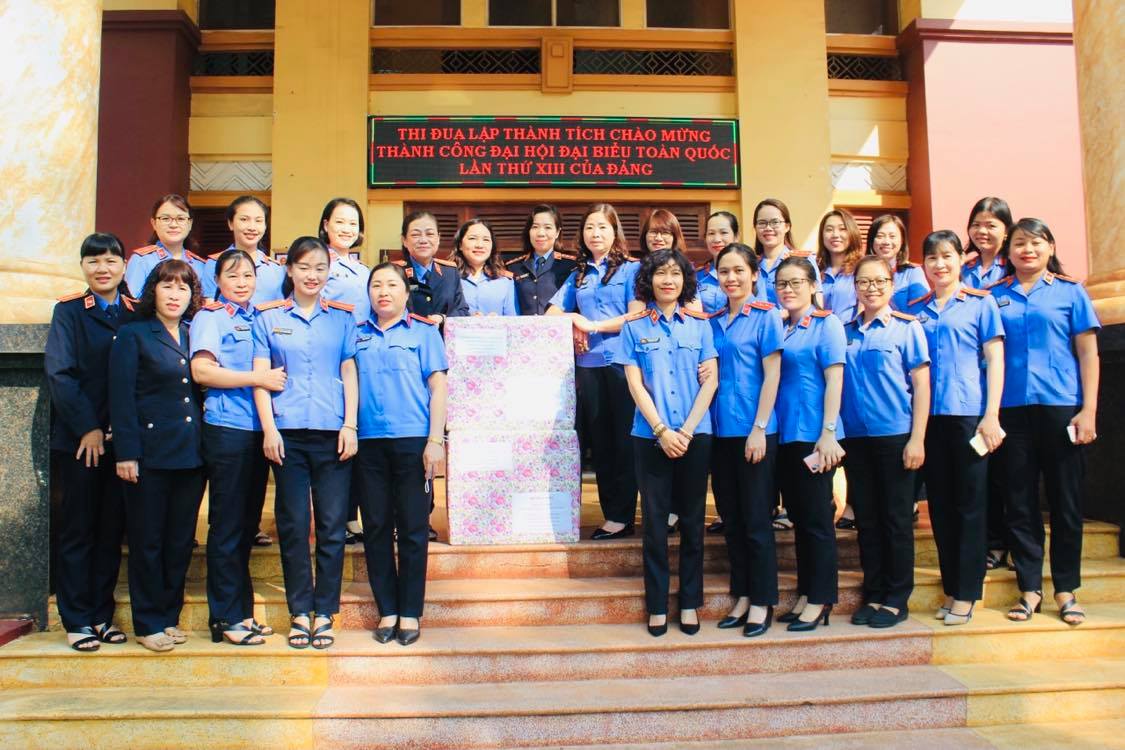 Ban nữ công VKSND tỉnh tặng 1.000 khẩu trang y tế cho Ban nữ công VKSND tỉnh Hải Dương