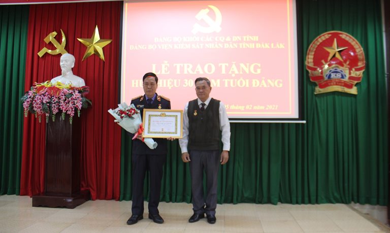 Cán bộ Ngành Kiểm sát tỉnh Đắk Lắk&#x3A; Vinh dự đón nhận 02 huy hiệu 30 năm tuổi Đảng