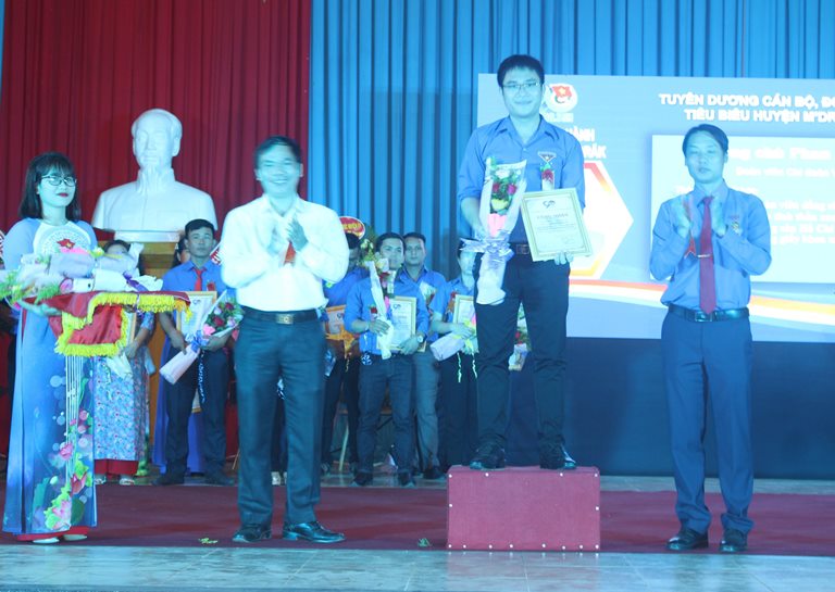 Cán bộ VKSND huyện M’Đrắk được tuyên dương cán bộ đoàn tiêu biểu