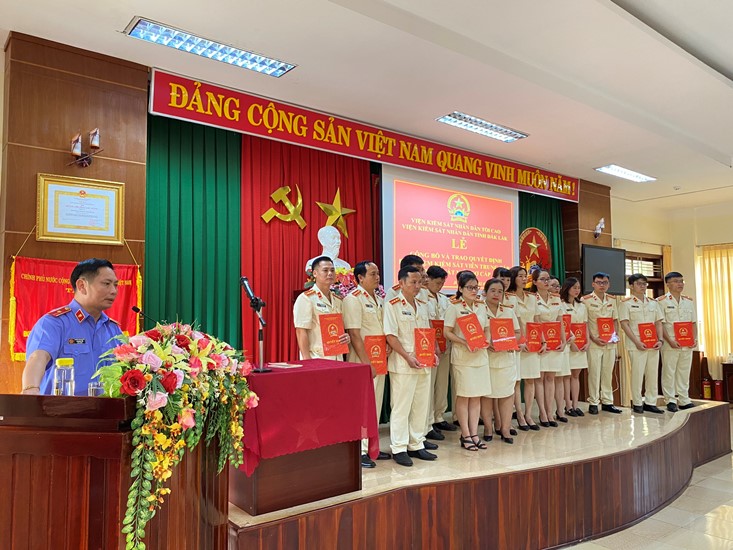 Công bố và trao quyết định bổ nhiệm 11 Kiểm sát viên trung cấp và 07 Kiểm sát viên sơ cấp