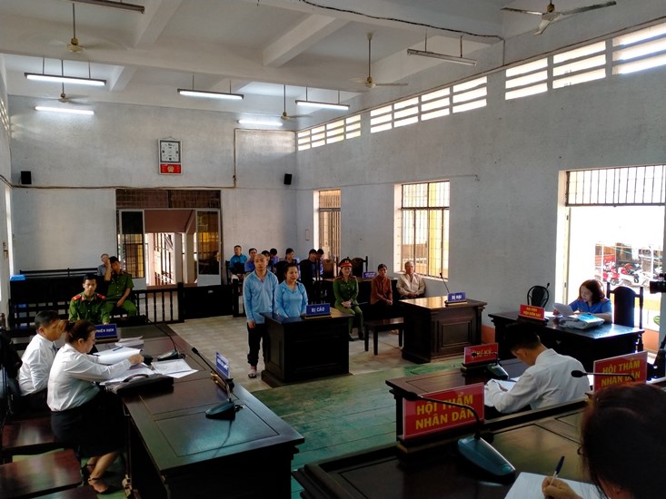 33 năm 6 tháng tù cho đôi tình nhân dùng sổ đỏ, con dấu giả để lừa đảo
