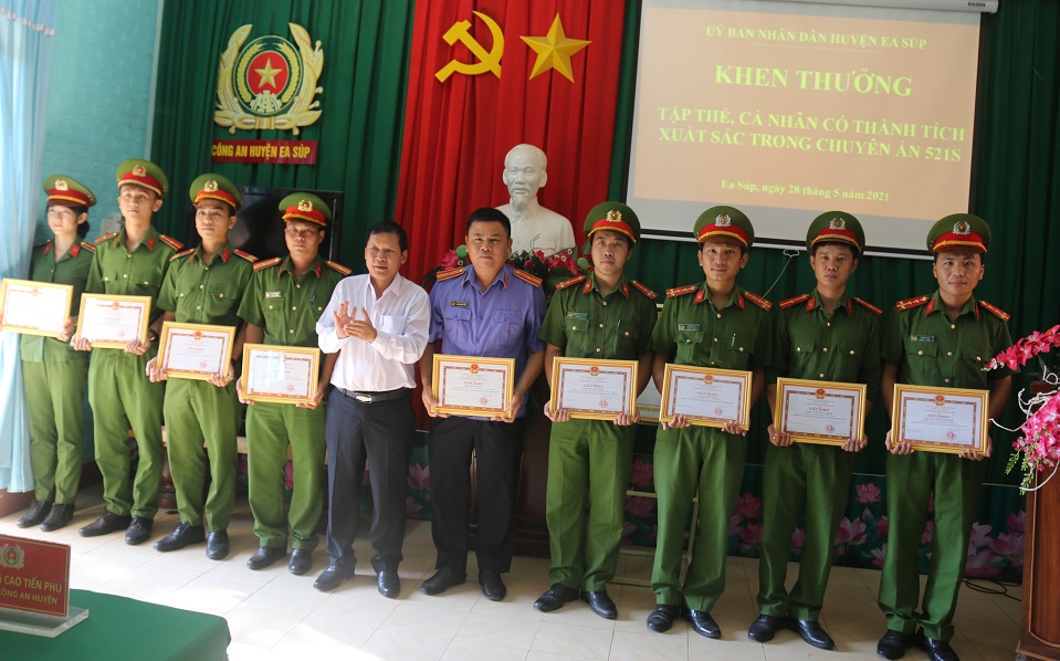 Khen thưởng Kiểm sát viên có thành tích xuất sắc trong chuyên án ma tuý vùng biên