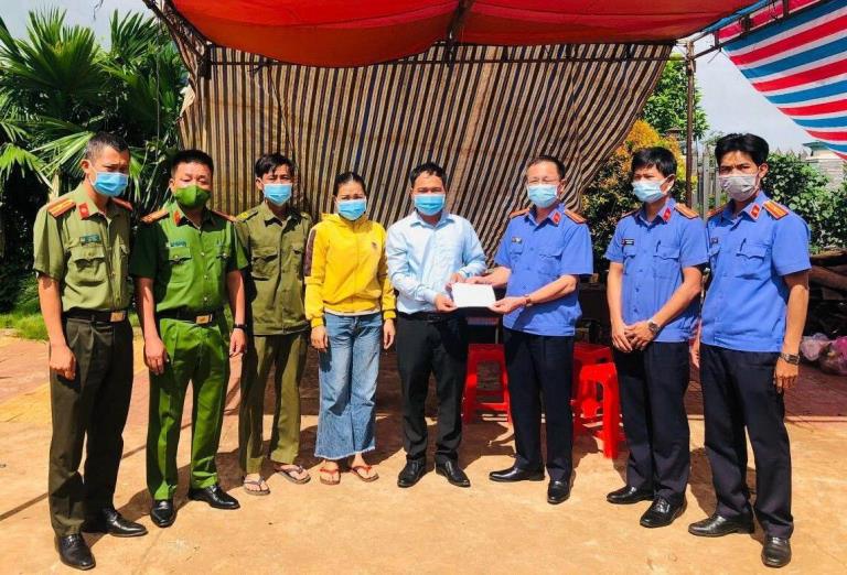 VKSND huyện Ea H’leo thăm, tặng quà các chốt kiểm soát dịch bệnh Covid – 19
