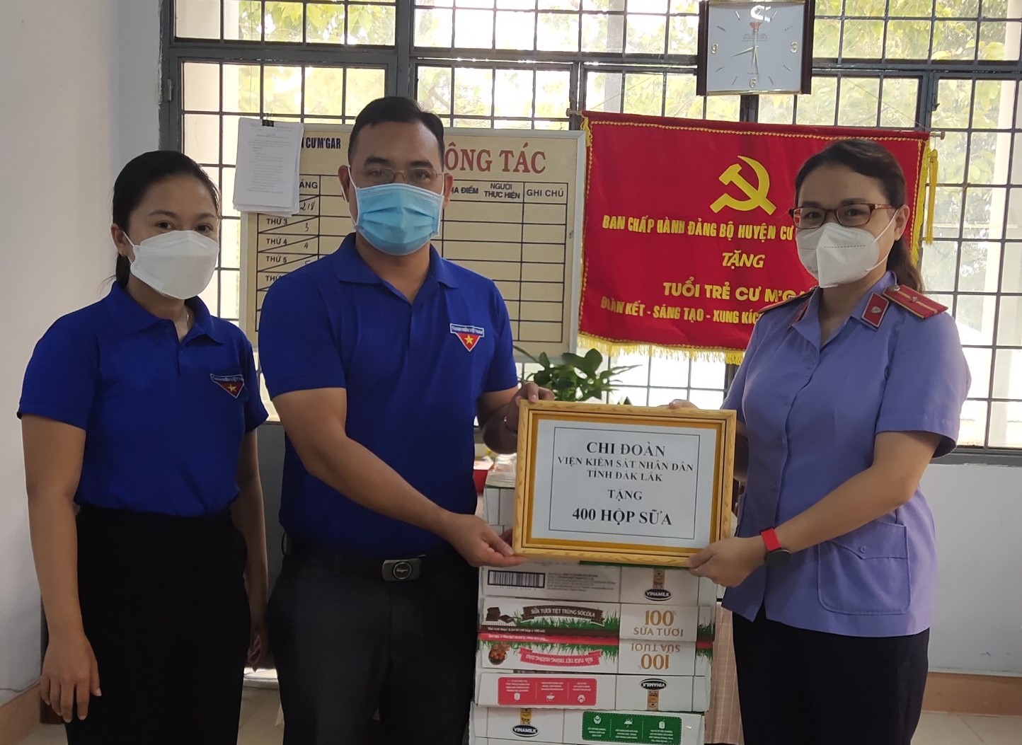 Chi đoàn VKSND tỉnh Đắk Lắk tặng sữa, đồ chơi, sách truyện cho thiếu nhi tại khu cách ly