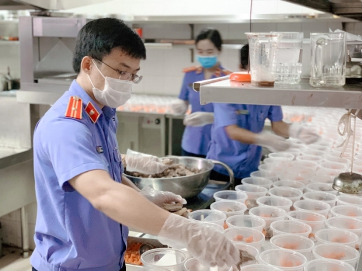 Chi đoàn VKSND tỉnh Đắk Lắk phối hợp tặng 800 phần quà cho bà con trở về từ TP HCM
