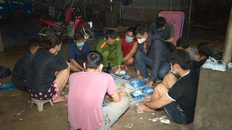 Đang giãn cách, rủ nhau vào lò mổ heo... đánh bạc