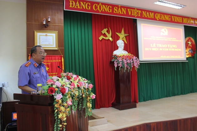 Trao tặng Huy hiệu 30 năm tuổi Đảng cho đồng chí Phó Viện trưởng VKSND tỉnh