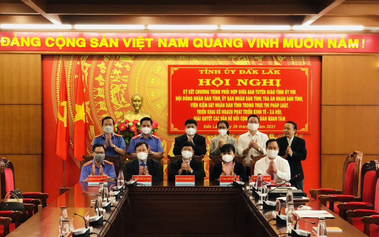 VKSND tỉnh Đắk Lắk ký kết chương trình phối hợp công tác với Cơ quan nhà nước và TAND tỉnh.