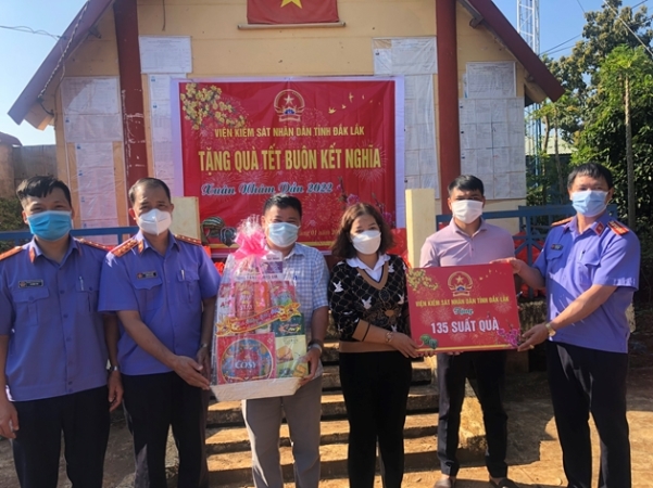 Ngành KSND tỉnh Đắk Lắk chăm lo Tết cho Buôn kết nghĩa và địa chỉ nhân đạo