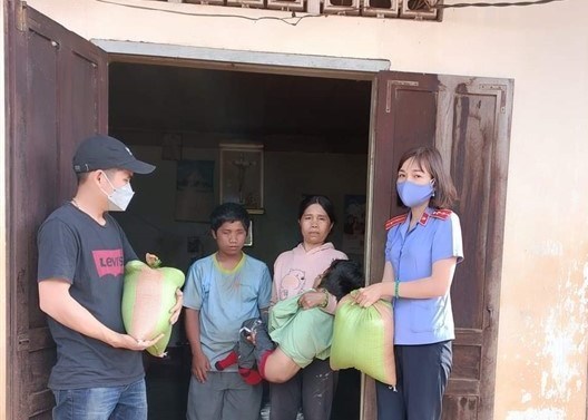 VKSND huyện Cư Kuin phối hợp tặng 2 tấn gạo cho những gia đình khó khăn