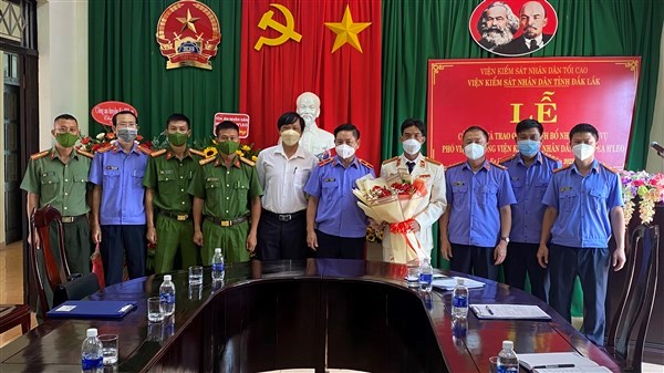 Trao Quyết định bổ nhiệm Phó Viện trưởng VKSND huyện Ea H’Leo