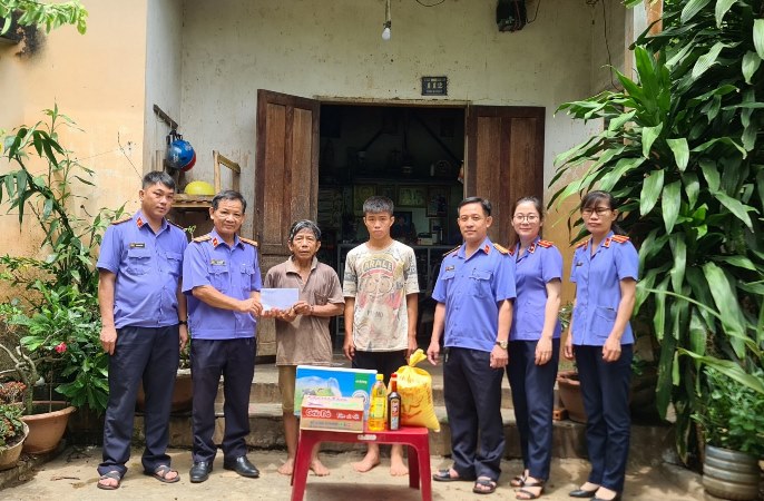 VKSND huyện Buôn Đôn thăm hỏi, tặng quà người dân nghèo