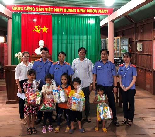VKSND thành phố Buôn Ma Thuột tặng quà các cháu thiếu nhi nhân ngày 1&#x002F;6