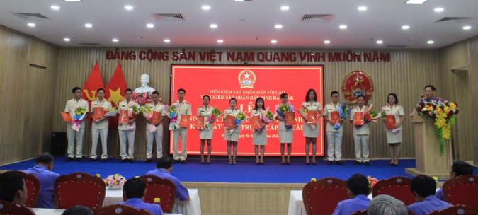 VKSND tỉnh Đắk Lắk công bố và trao quyết định bổ nhiệm 13 Kiểm sát viên