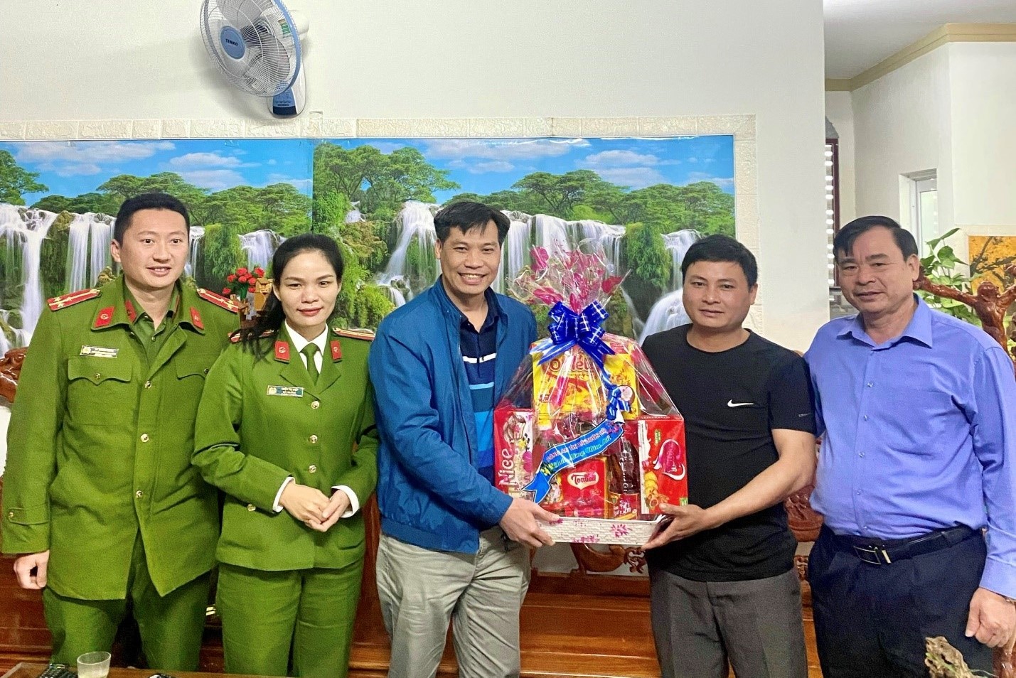 VKSND thị xã Buôn Hồ phối hợp tặng quà người chấp hành xong hình phạt tù