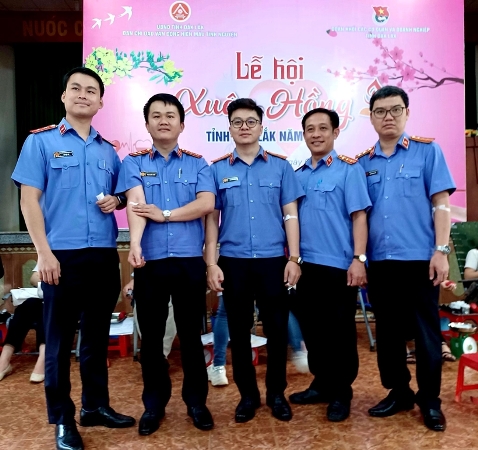 Đoàn viên Chi đoàn VKSND tỉnh Đắk Lắk hiến máu nhân đạo tại “Lễ hội Xuân Hồng”