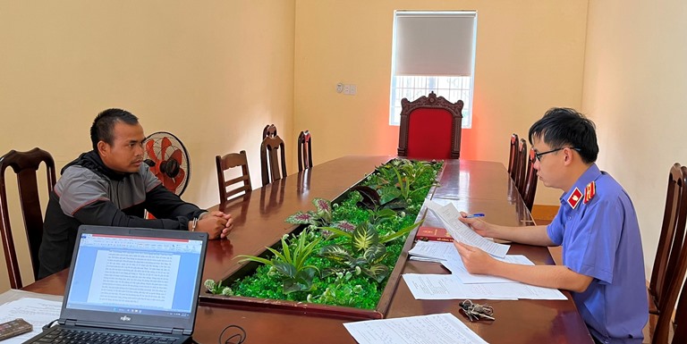 Kiểm sát viên lấy lời khai đối tượng phá két sắt trộm gần 600 triệu