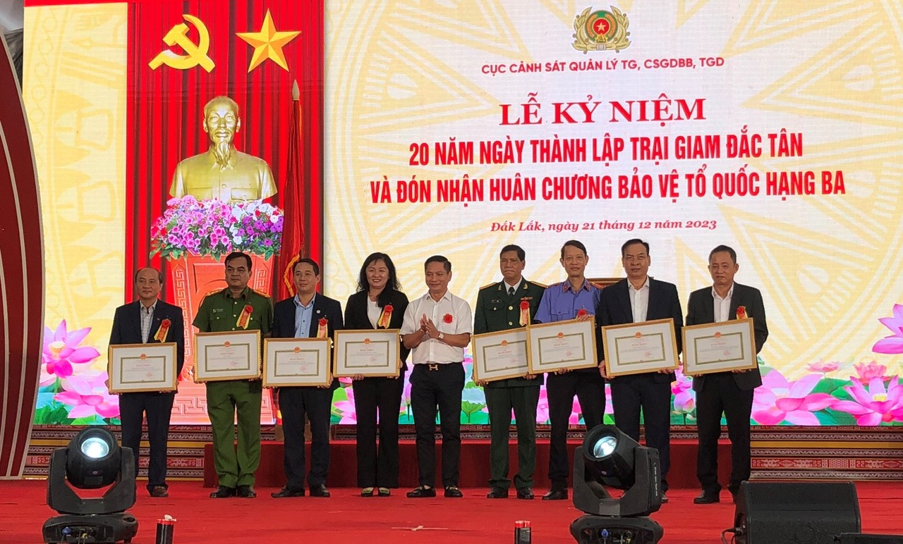 Chủ tịch tỉnh và Cục trưởng Cục C10, Bộ Công an khen tặng VKSND tỉnh Đắk Lắk