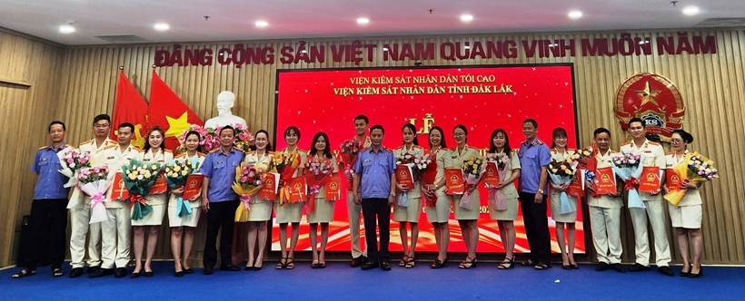 VKSND tỉnh Đắk Lắk trao quyết định bổ nhiệm Kiểm sát viên