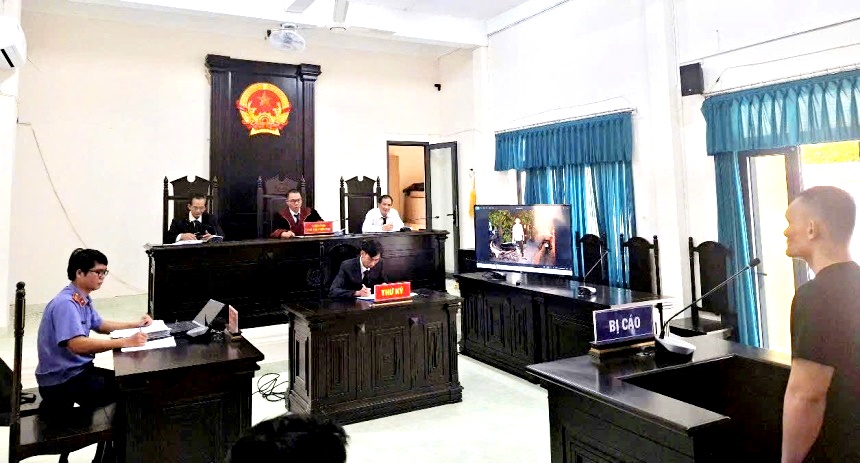 VKSND huyện Tuy An phối hợp với Tòa án cùng cấp tổ chức phiên tòa hình sự sơ thẩm có số hoá hồ sơ, công bố tài liệu, chứng cứ bằng hình ảnh