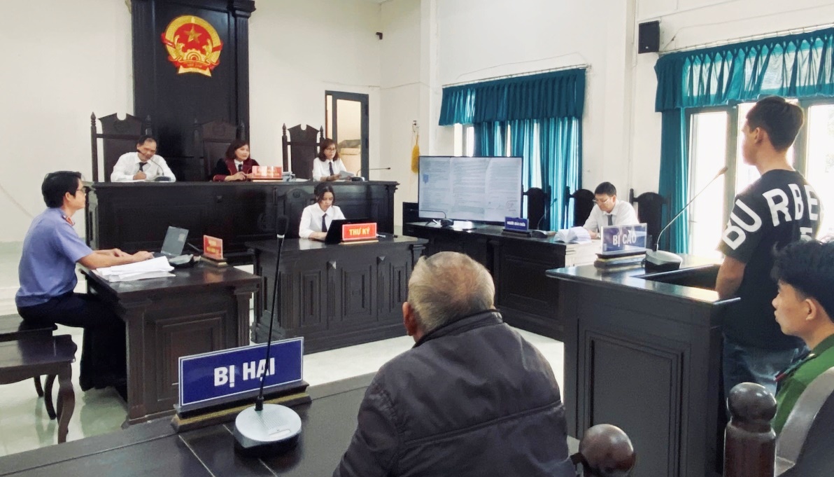 Uống rượu bia lái xe gây tai nạn, 01 bị cáo bị phạt 15 tháng tù