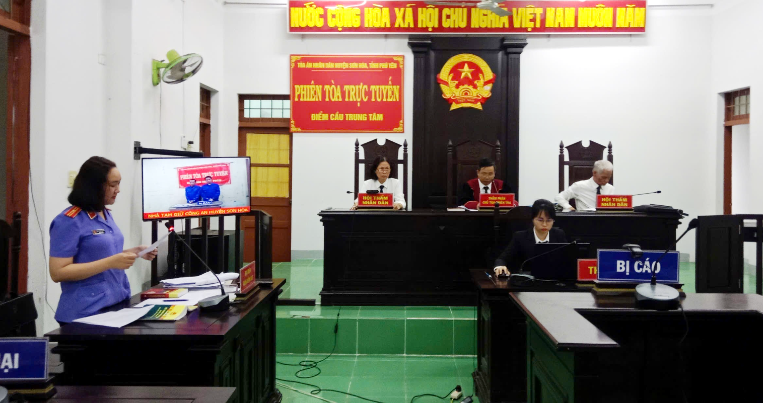 VKSND huyện Sơn Hòa phối hợp với TAND cùng cấp tổ chức phiên tòa xét xử trực tuyến rút kinh nghiệm có số hóa hồ sơ trình chiếu tài liệu chứng cứ tại phiên tòa
