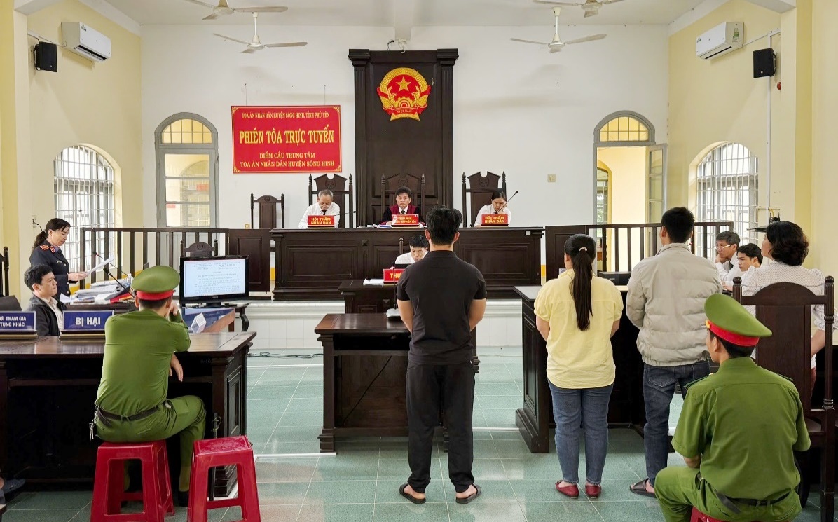 Hàng xóm đánh nhau cùng đưa nhau đi tù