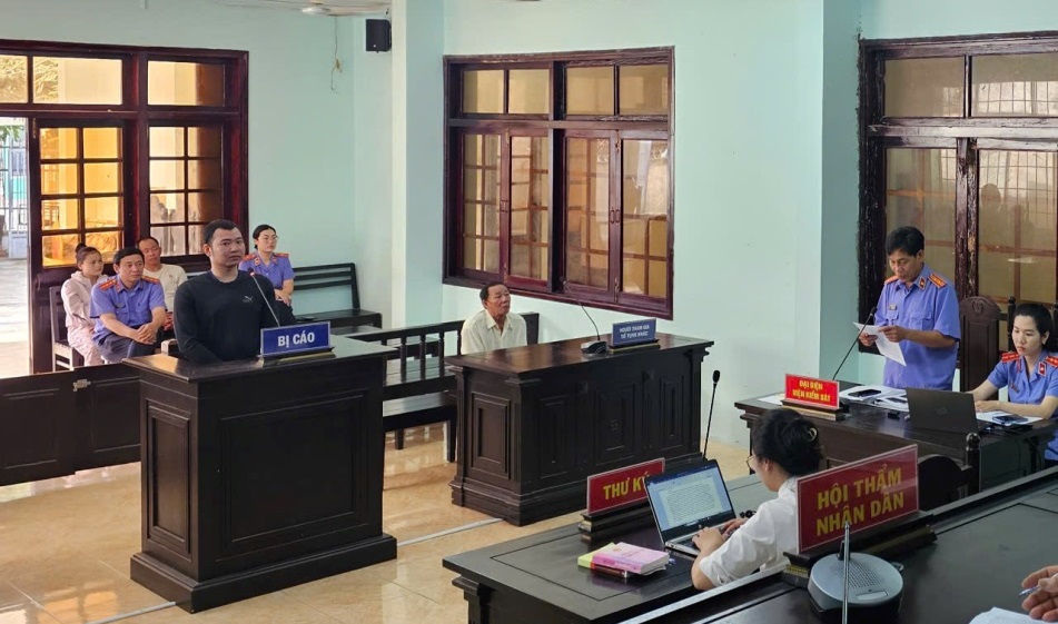 VKSND thị xã Sông Cầu phối hợp với TAND cùng cấp tổ chức 02 phiên tòa hình sự rút kinh nghiệm có trình chiếu số hóa hồ sơ vụ án