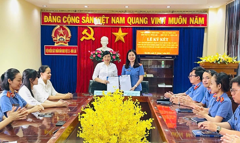 Viện kiểm sát - TAND khu vực 13, tỉnh Đắk Lắk kí kết Quy chế phối hợp trong việc tổ chức phiên tòa rút kinh nghiệm; phiên tòa trực tuyến; phiên tòa số hóa hồ sơ và công bố tài liệu, chứng cứ bằng hình ảnh