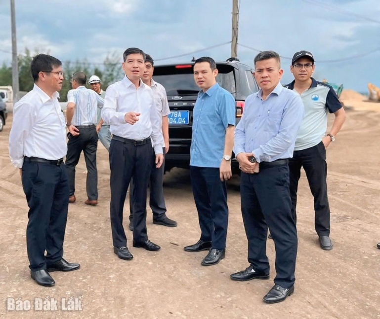 Chủ tịch UBND tỉnh Tạ Anh Tuấn kiểm tra tình hình thực hiện tuyến đường bộ ven biển