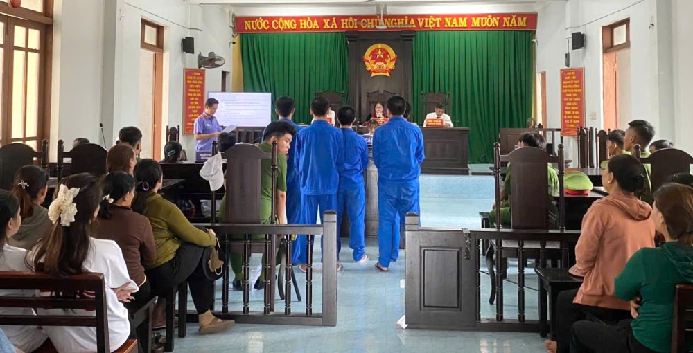 Mua bán và tổ chức sử dụng trái phép chất ma túy  05 bị cáo lãnh án 39 năm tù