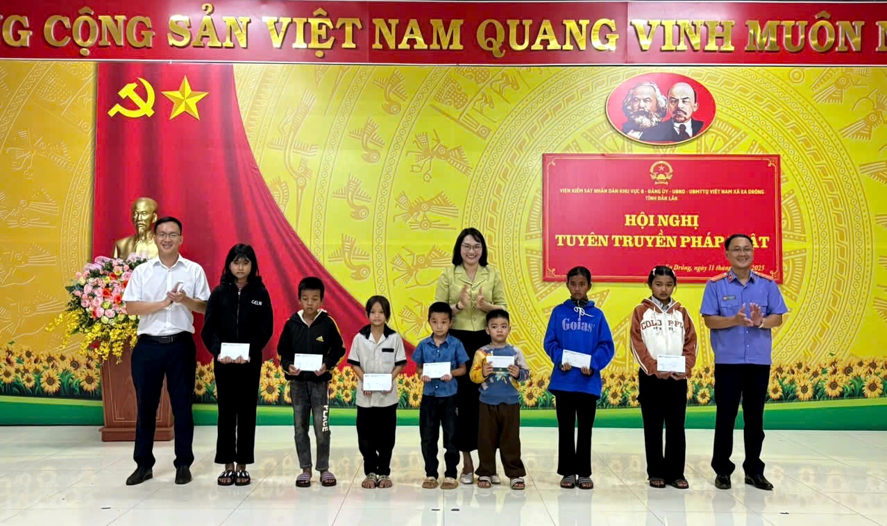 VKSND khu vực 8 - Đắk Lắk phối hợp xã Ea Drông tổ chức tuyên truyền, phổ biến Nghị quyết số 205/2025/QH15 của Quốc Hội