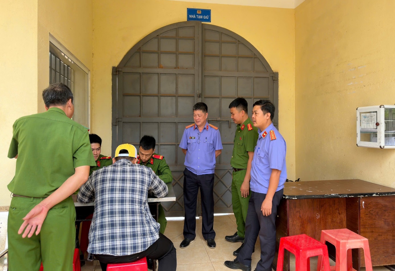 VKSND khu vực 7 trực tiếp kiểm sát việc thăm gặp, thăm nuôi người bị tạm giữ, tạm giam nhân dịp Quốc khánh 2/9