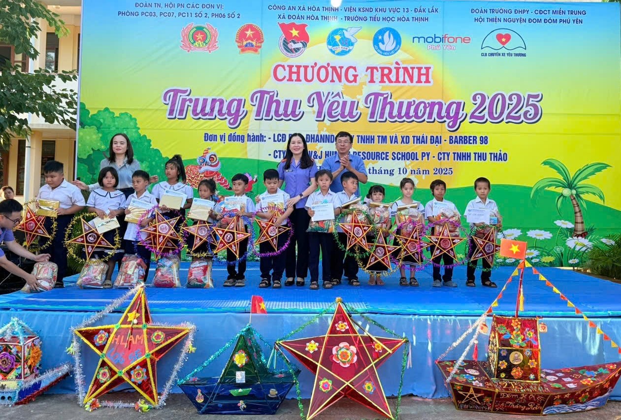 VKSND khu vực 13 tặng quà cho các em học sinh nhân Tết Trung thu